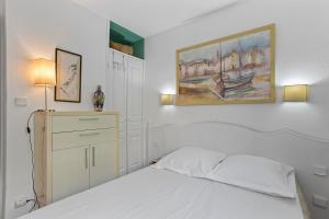 a bedroom with a bed and a painting on the wall at Chez Skadi in Roquebrune-sur-Argens +29 photos