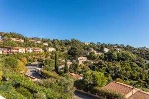 arial view of a village with trees and houses at Chez Skadi in Roquebrune-sur-Argens