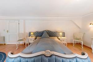 a large bed in a room with two chairs at Fewo Moseljuwel mit Sauna und Pool in Traben-Trarbach +36 photos