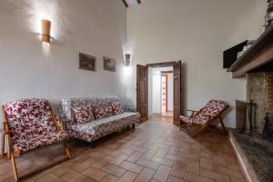 a living room with two chairs and a couch at Girasole in Arcidosso