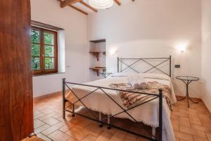a bedroom with a bed with two towels on it at Girasole in Arcidosso +16 photos
