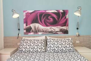a bed with two lamps and a painting above it at B 104 Puntavilla Mare in La Maddalena +13 photos