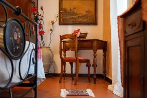 a room with a table and a chair and a desk at Beb 1416 in Anghiari