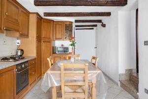 eine Küche mit Tisch und Stühlen in einem Zimmer in der Unterkunft Pin e cele in Dronero + 20 Fotos