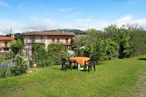 ein Tisch und Stühle im Hof eines Hauses in der Unterkunft Pin e cele in Dronero