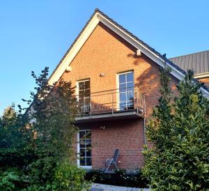 a red brick building with a balcony on it at Gästehaus Lean in Potsdam