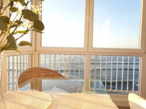 a bedroom with a large window with a view of the ocean at Piso en el Mar in Salinas