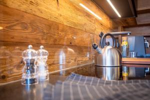 a tea kettle sitting on top of a kitchen counter at Innerbachlerhof - Laugen in Postal