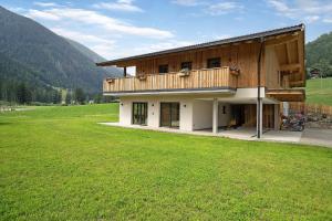 a house in a field with a green field at Masi Rosmarin in Santa Valpurga