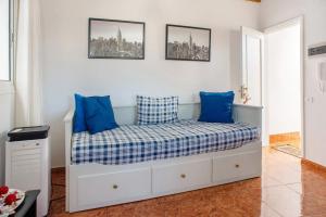 a room with a bed with blue pillows at Casa La Palmilla in San Nicolás