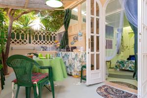 a room with a table and a table and chairs at Stanza Verde degli Artisti in Rosignano Marittimo
