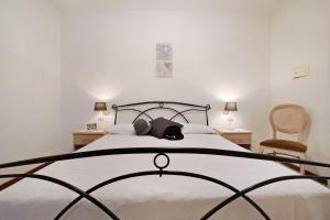 a bedroom with a bed and two chairs at Stella del Garda 1 con balcone in Tignale