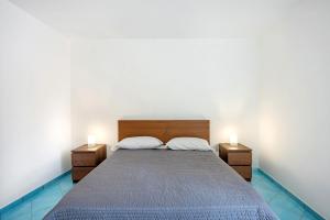a bedroom with a bed with two night stands and two lamps at Ce Tour - Casa Cetara Centro in Cetara