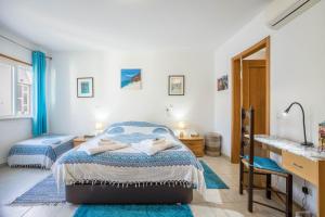 a bedroom with a bed and a sink at Casa Da Paz in Salema