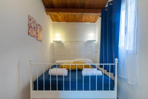 a small bedroom with a crib in a room at Villa Arianna in Ragusa +11 photos