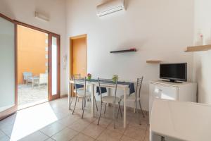 a kitchen and dining room with a table and chairs at Villa Arianna in Ragusa