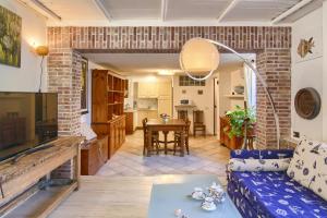 a living room with a couch and a table at Casa Ginepro in Quartu SantʼElena