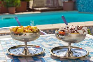 two bowls of ice cream and fruit on a table at Casa Ginepro in Quartu SantʼElena