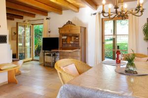 a kitchen and living room with a table and chairs at Ferienhaus Reis in Ostrach