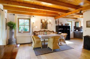 a kitchen and dining room with a table and chairs at Ferienhaus Reis in Ostrach