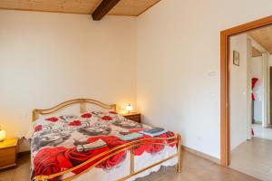 a bedroom with a bed in a room at Villetta Allegra in Prataccio