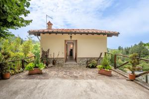 a small house with a pathway leading to the door at Villetta Allegra in Prataccio