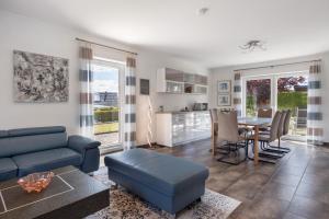 a living room with a blue couch and a table at Ferienwohnung Sunny in Beckdorf