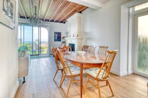 a dining room with a table and chairs at Villa Lin et Maree face océan in Le Croisic