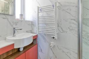 a bathroom with a sink and a shower at Villa Lin et Maree face océan in Le Croisic