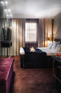 ein Hotelzimmer mit einem großen Bett und einem Fernseher in der Unterkunft Arctic City Hotel in Rovaniemi + 63 Fotos