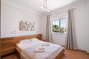 a bedroom with a bed with towels on it at Quinta Gomeira 69 in Cabanas de Tavira