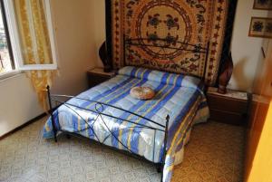 a bedroom with a bed with a cat laying on it at Appartamento Seccheto Mare in Seccheto