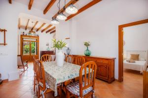 a dining room with a table and chairs and a bedroom at Na Amera Ref 225 in Campos