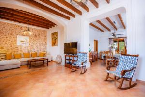 a living room with a couch and a table and chairs at Na Amera Ref 225 in Campos