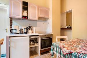 a small kitchen with a counter and a stove at Die Kleine Ferienwohnung in Schneverdingen