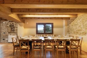 a large dining room with a table and chairs at Cal Trumfet in Caserras