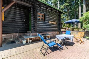 a patio with chairs and a table in front of a cabin at Blockhaus Günther und Brigitte Serr in Lauf