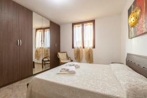 a bedroom with a large bed and a mirror at Casa Vacanze vicino ad alghero in Olmedo