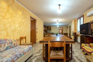 a living room with a wooden table and a couch at Casa Vacanze vicino ad alghero in Olmedo