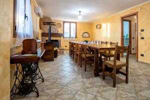 a dining room with a large wooden table and chairs at Casa Vacanze vicino ad alghero in Olmedo