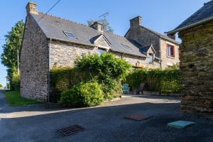 an old brick house with a fence and a gate at Maison de vacances 4 pers in Saint-Just
