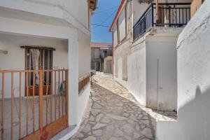 an alley between two buildings with a gate at Casa Sparto in Meganisi