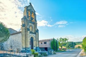 an old church on the side of a road at La Ferme in Razac-dʼEymet