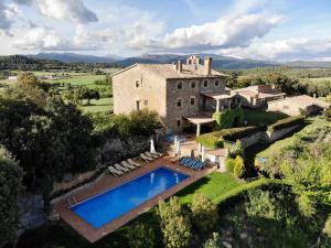 an aerial view of a house with a swimming pool at El Porxet in Navés