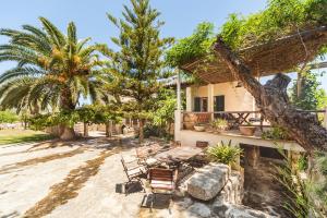 a house on the beach with a table and chairs at Sa Teulera de Sencelles in Sencelles
