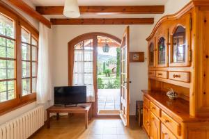 an arched doorway leads into a living room with a television at Ca la Irene I in Begur