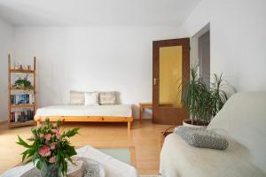 a living room with a bed and a mirror at Lieblingsnest in Grübels