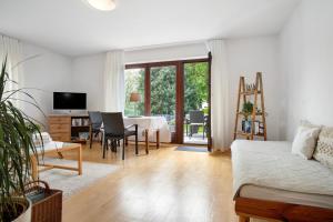 a living room with a couch and a dining room at Lieblingsnest in Grübels