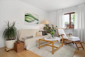 a living room with a bed and a table and chairs at Lieblingsnest in Grübels