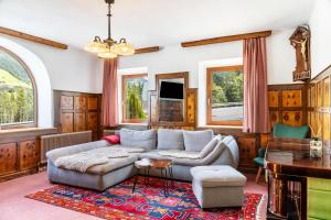 a living room with a couch and a table at A Nett’s Nest - Haus in Hainzenberg